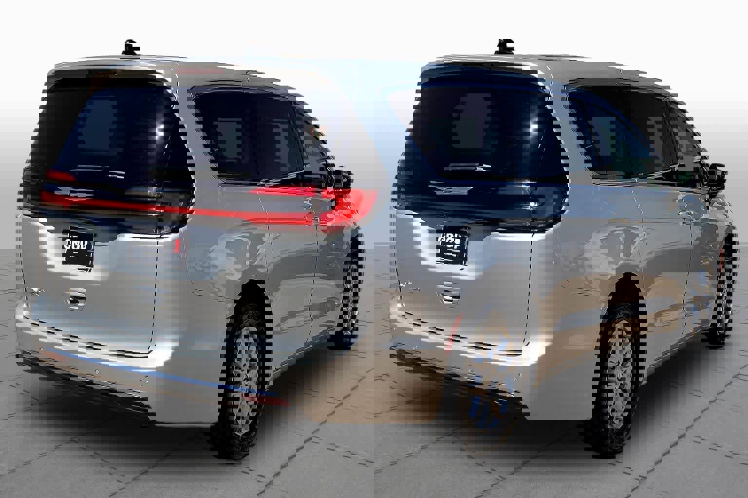 Used 2024 Chrysler Pacifica Touring-L FWD image 13