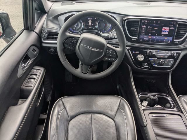 Used 2025 Chrysler Pacifica Limited FWD image 16