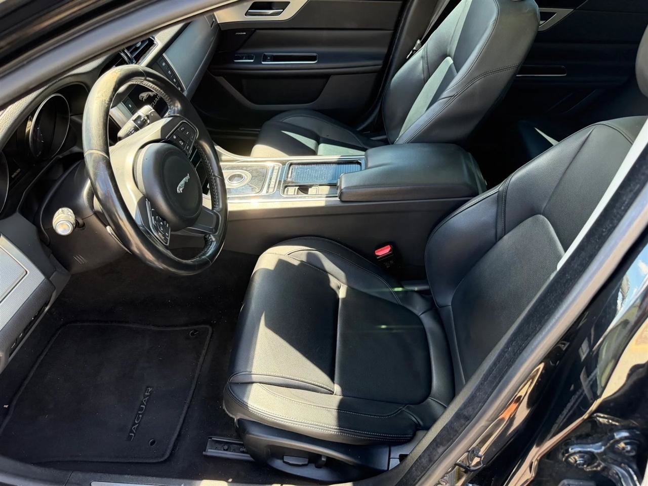 Used 2018 Jaguar XF Premium RWD image 25