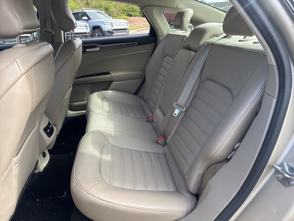 Used 2017 Ford Fusion SE w/ Fusion SE Technology Package FWD image 6