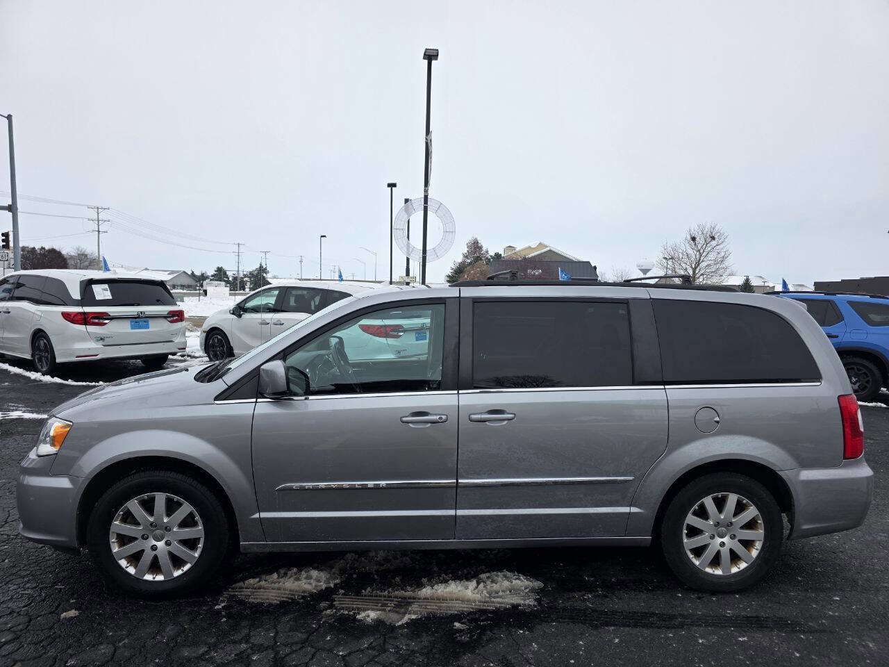 Used 2016 Chrysler Town & Country Touring image 8