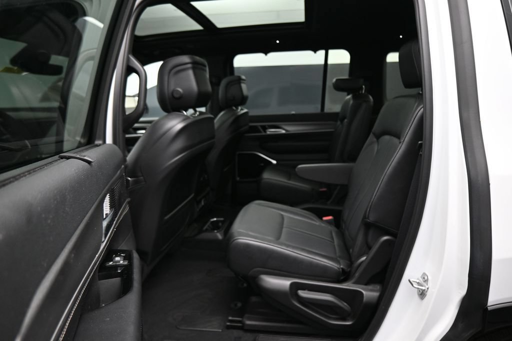Used 2025 Jeep Wagoneer Series III w/ Premium Group I AWD/4WD image 29