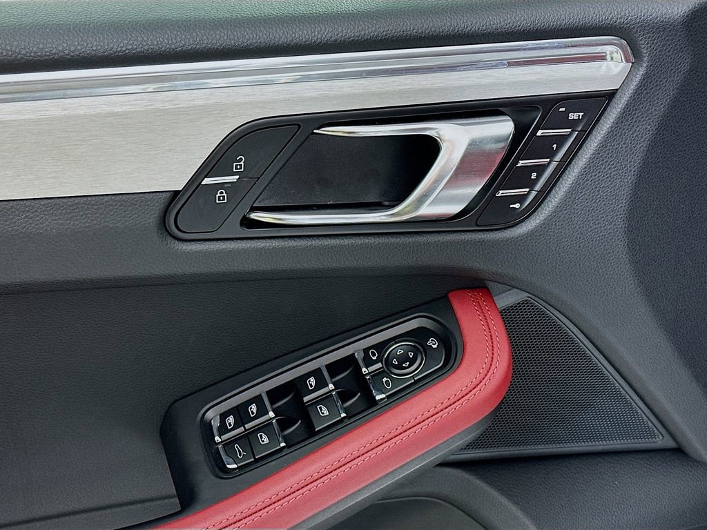 Certified 2025 Porsche Macan AWD/4WD image 20