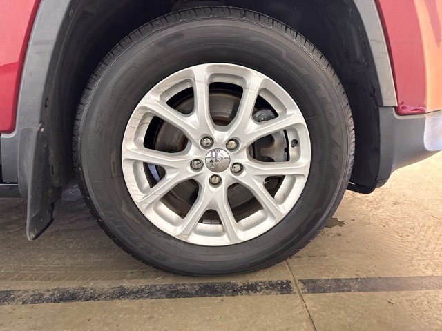 Used 2015 Jeep Cherokee Latitude w/ Cold Weather Group AWD/4WD image 12