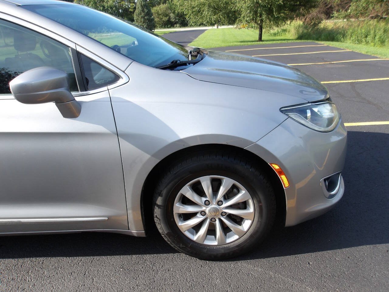 Used 2017 Chrysler Pacifica Touring-L FWD image 29