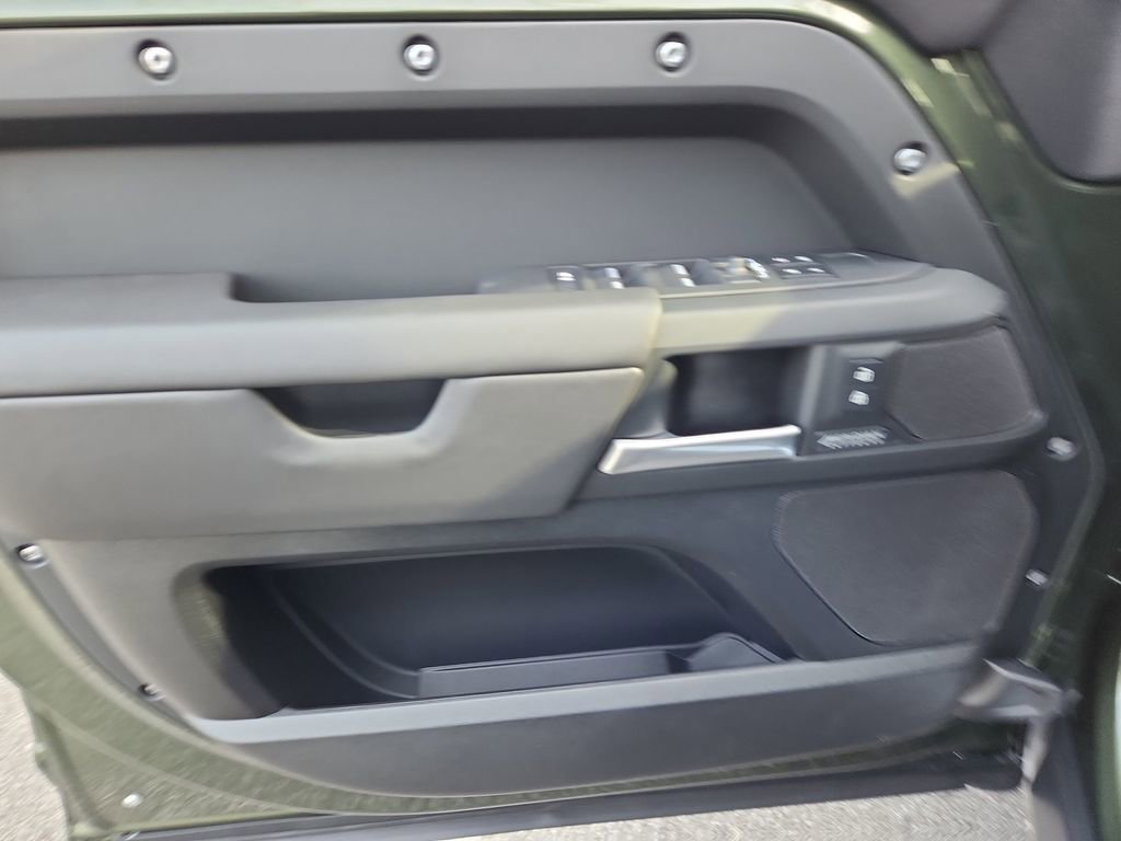 New 2026 Land Rover Defender 130 X-Dynamic SE image 22