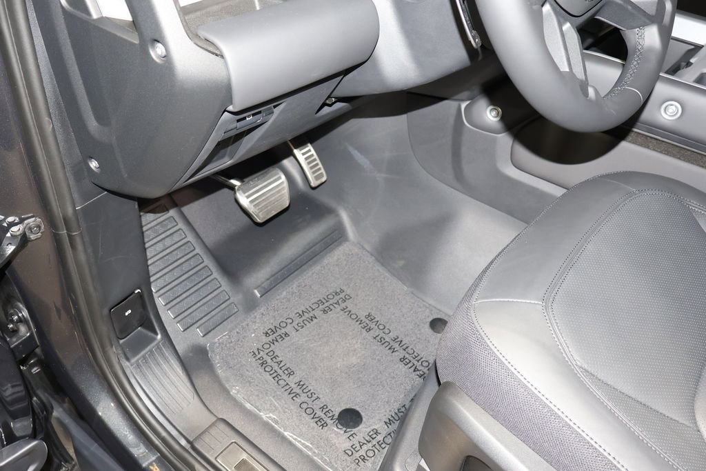 Used 2025 Land Rover Defender 130 V8 image 30