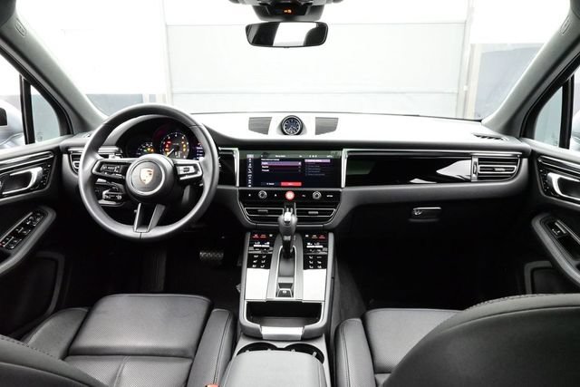 Certified 2025 Porsche Macan AWD/4WD image 18