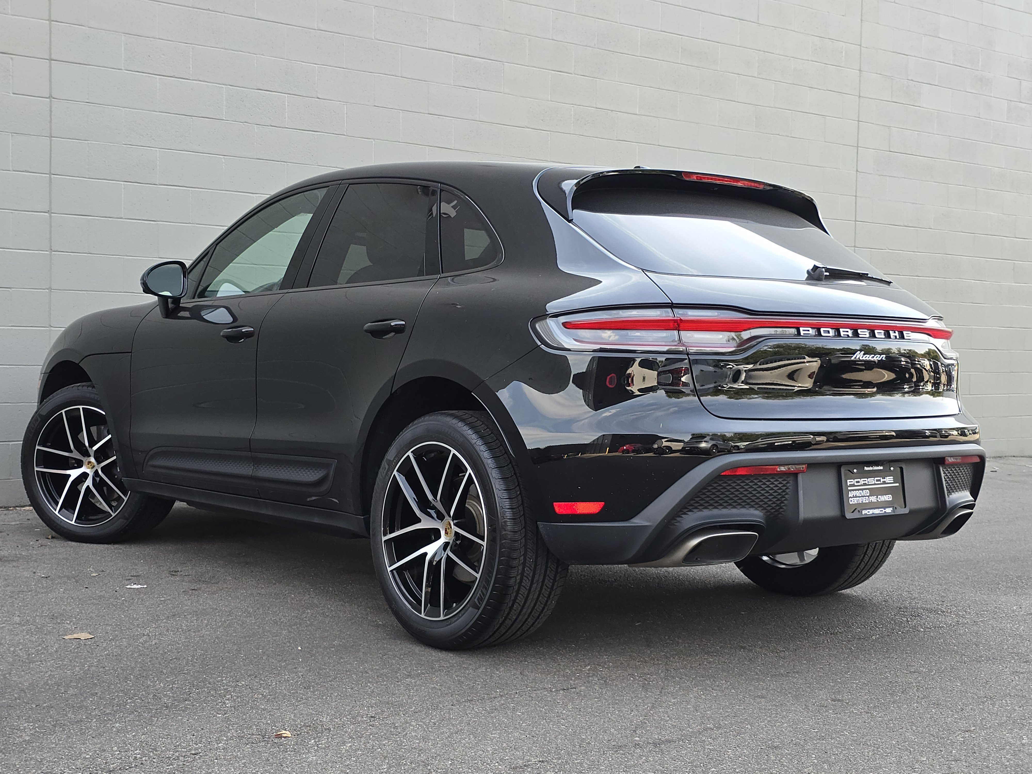 Certified 2026 Porsche Macan AWD/4WD image 3