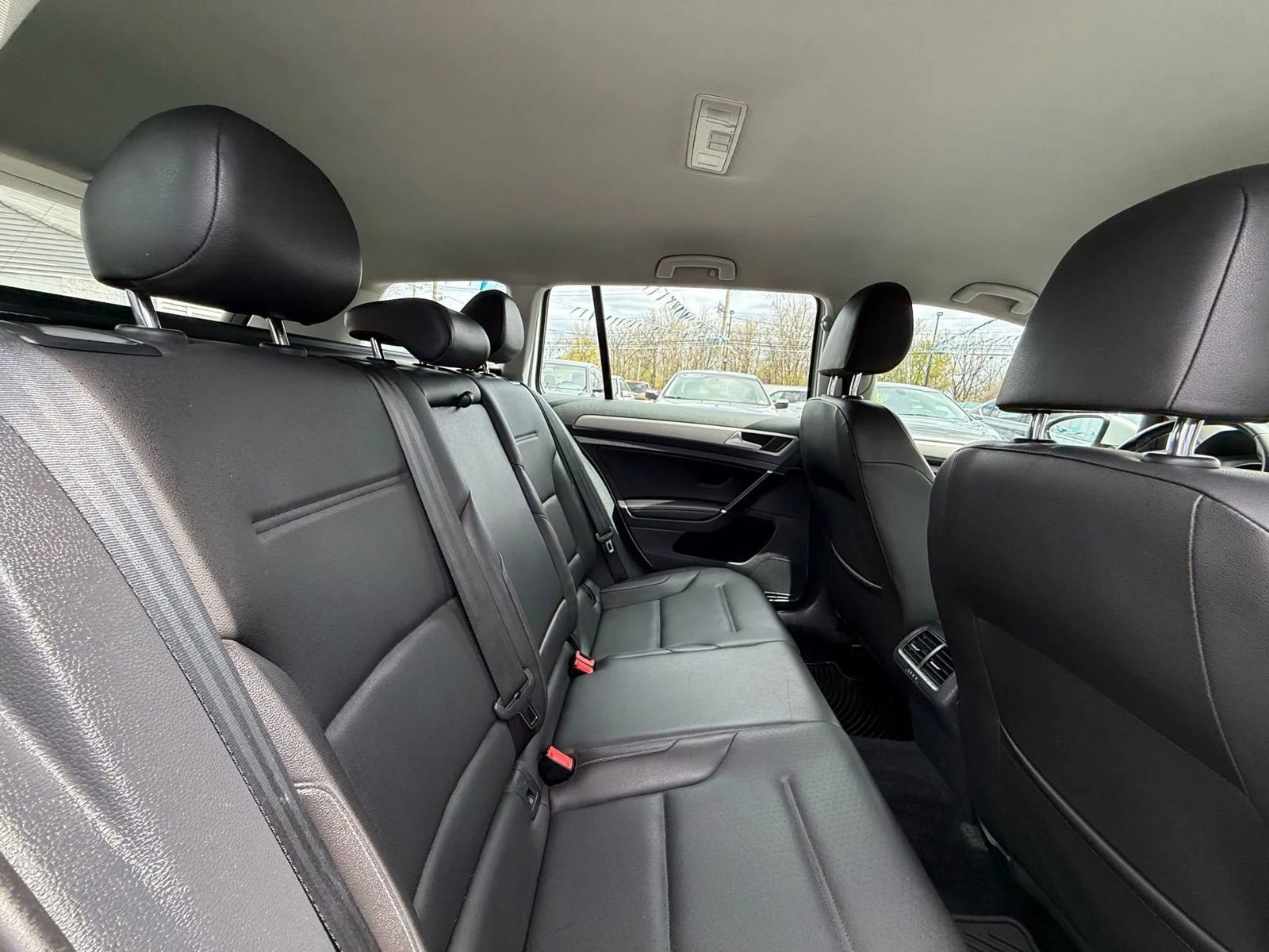 Used 2015 Volkswagen Golf S image 46