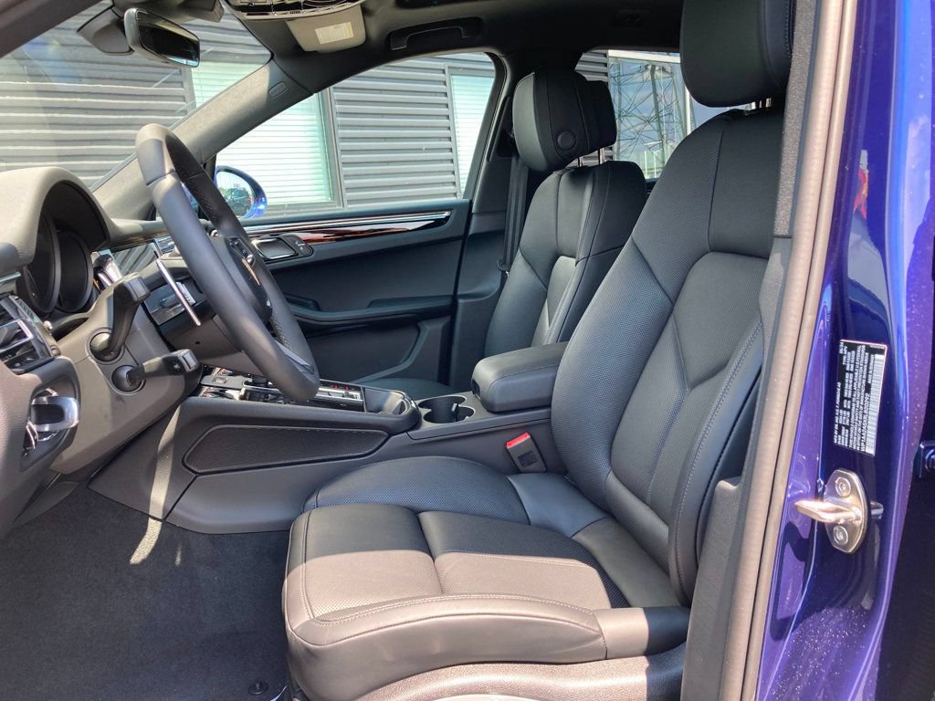 Used 2024 Porsche Macan AWD/4WD image 5