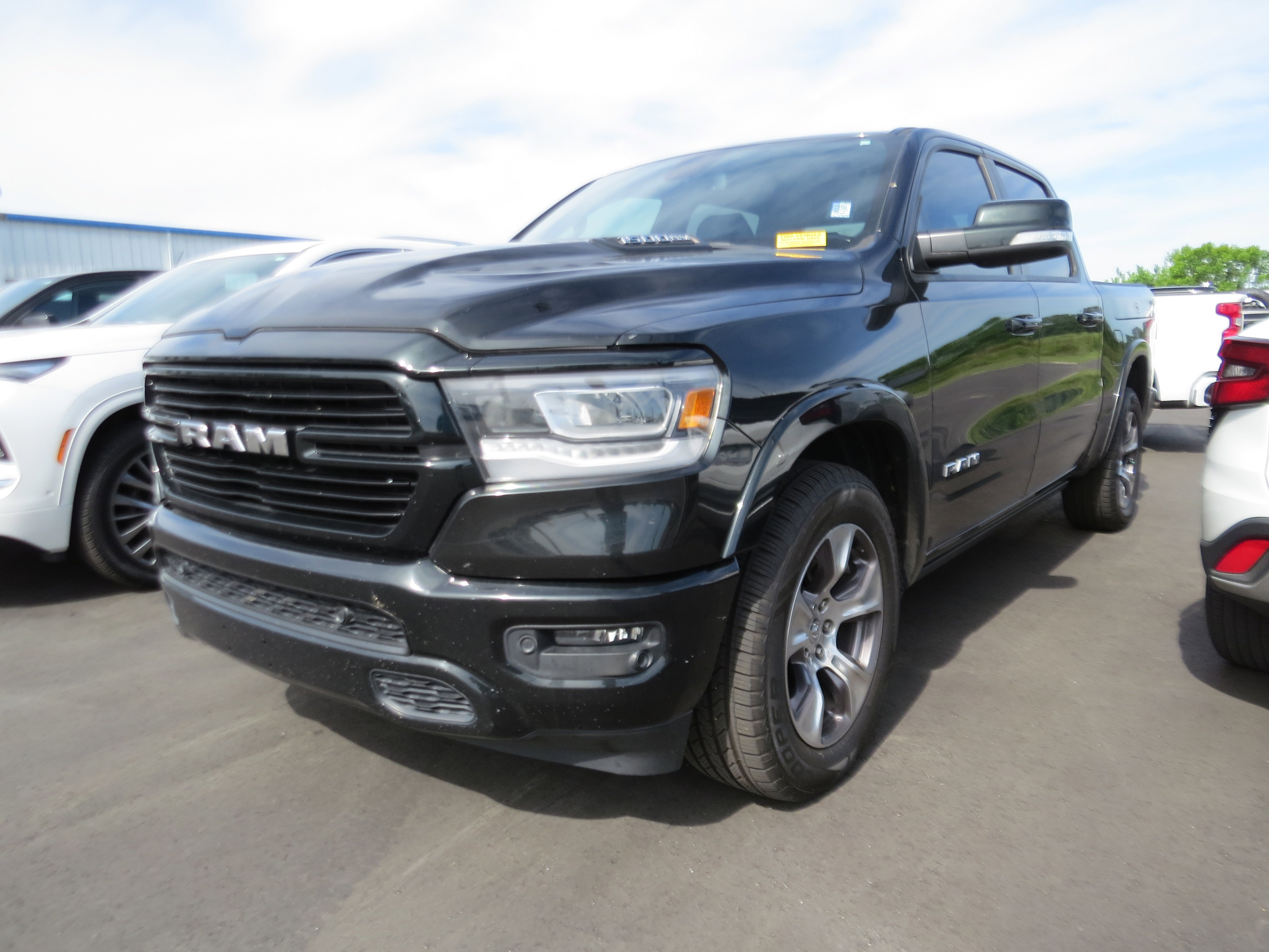 Used 2019 RAM 1500 Laramie AWD/4WD image 3
