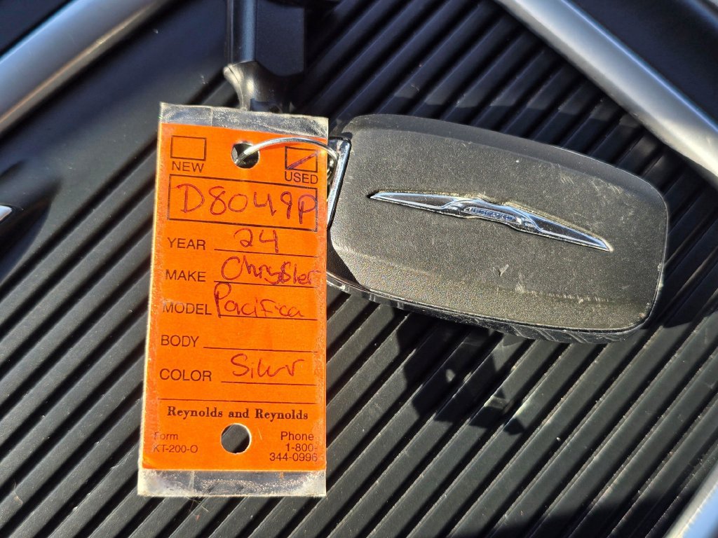 Used 2024 Chrysler Pacifica Touring-L FWD image 32