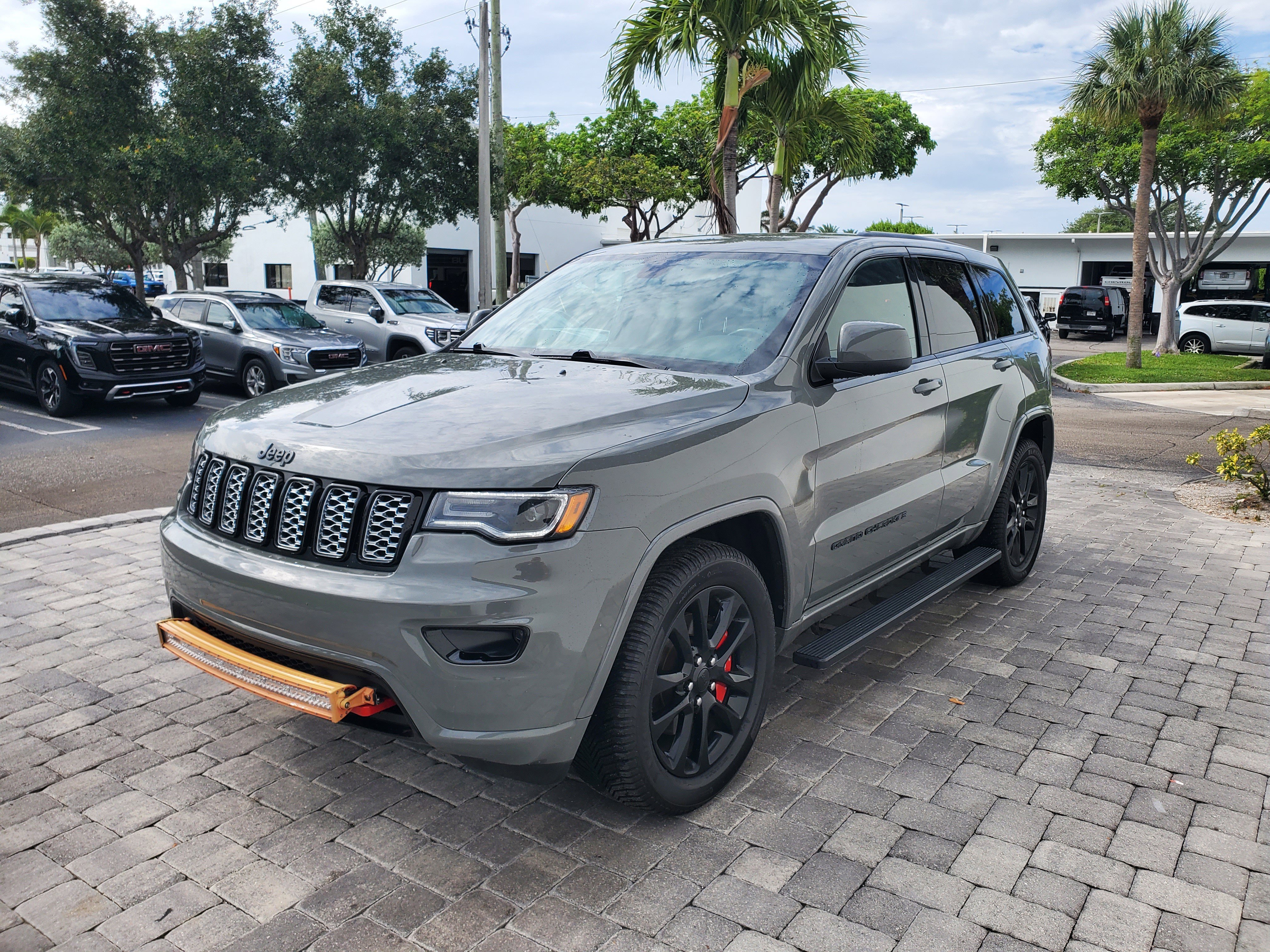 Used 2021 Jeep Grand Cherokee Laredo X AWD/4WD image 3