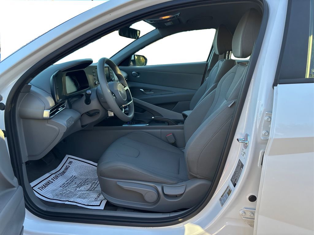 Certified 2025 Hyundai Elantra SE w/ Cargo Package image 9