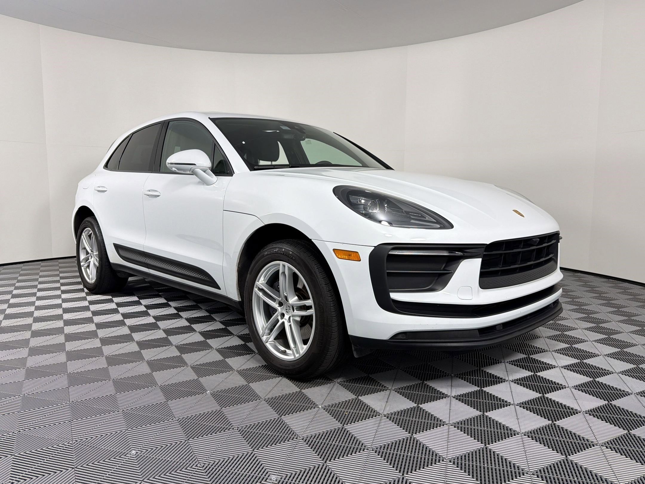 Certified 2022 Porsche Macan AWD/4WD image 8