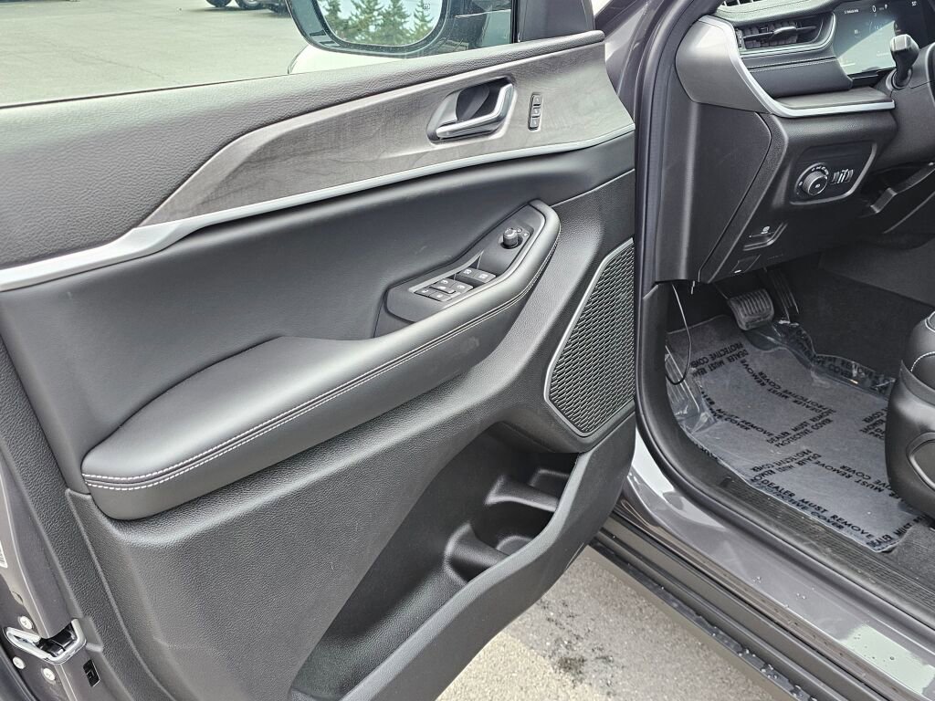 New 2025 Jeep Grand Cherokee L Limited w/ Black Appearance Package image 19