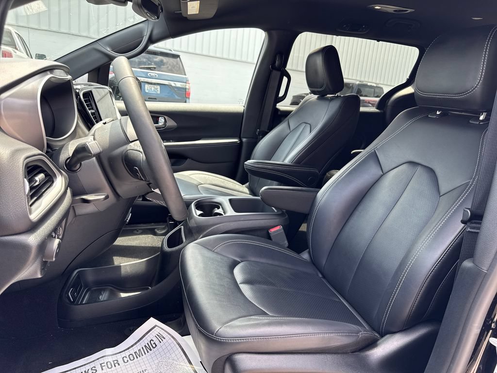 Used 2025 Chrysler Pacifica Select FWD image 9
