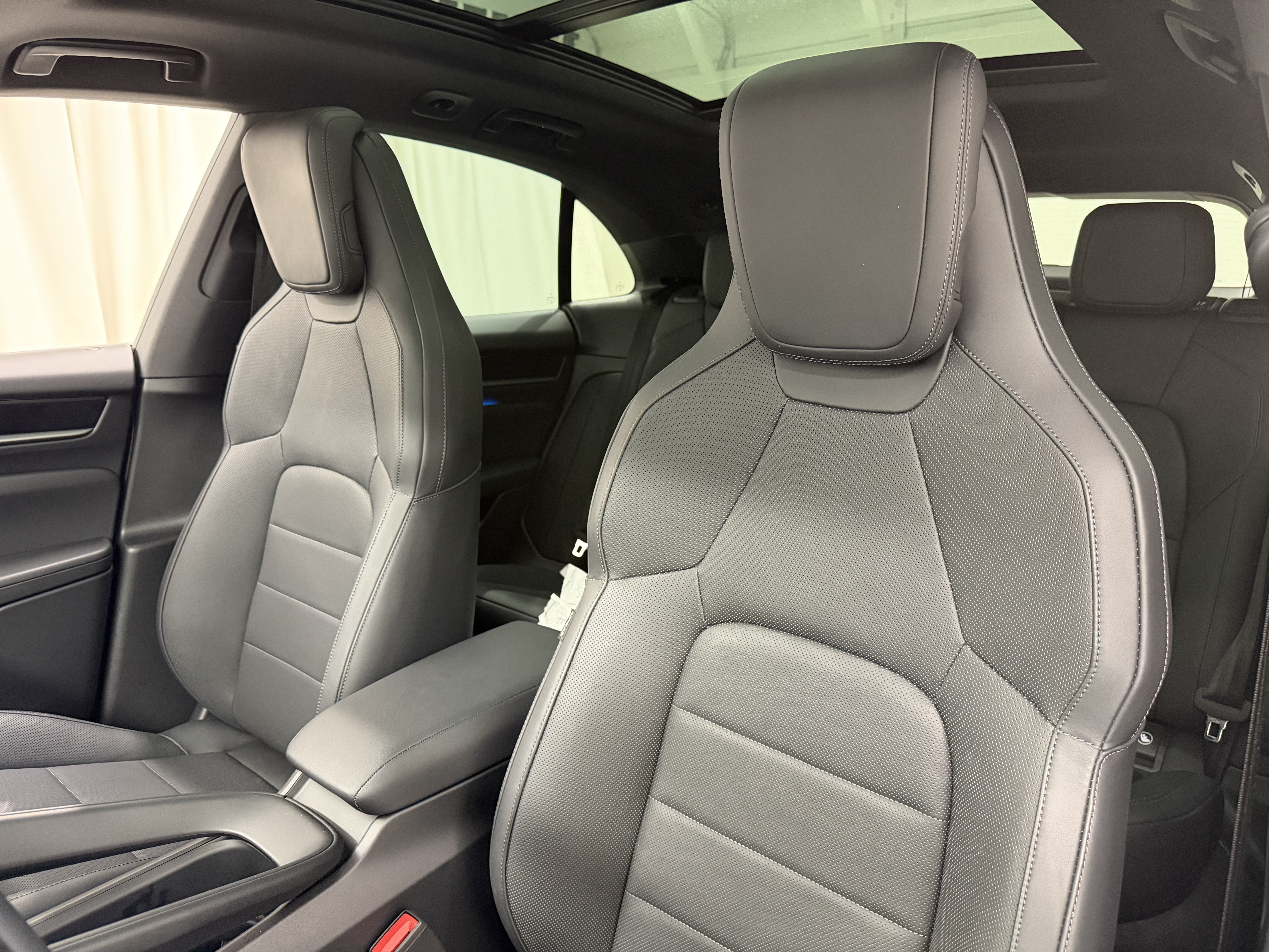 Certified 2025 Porsche Macan Electric RWD image 33