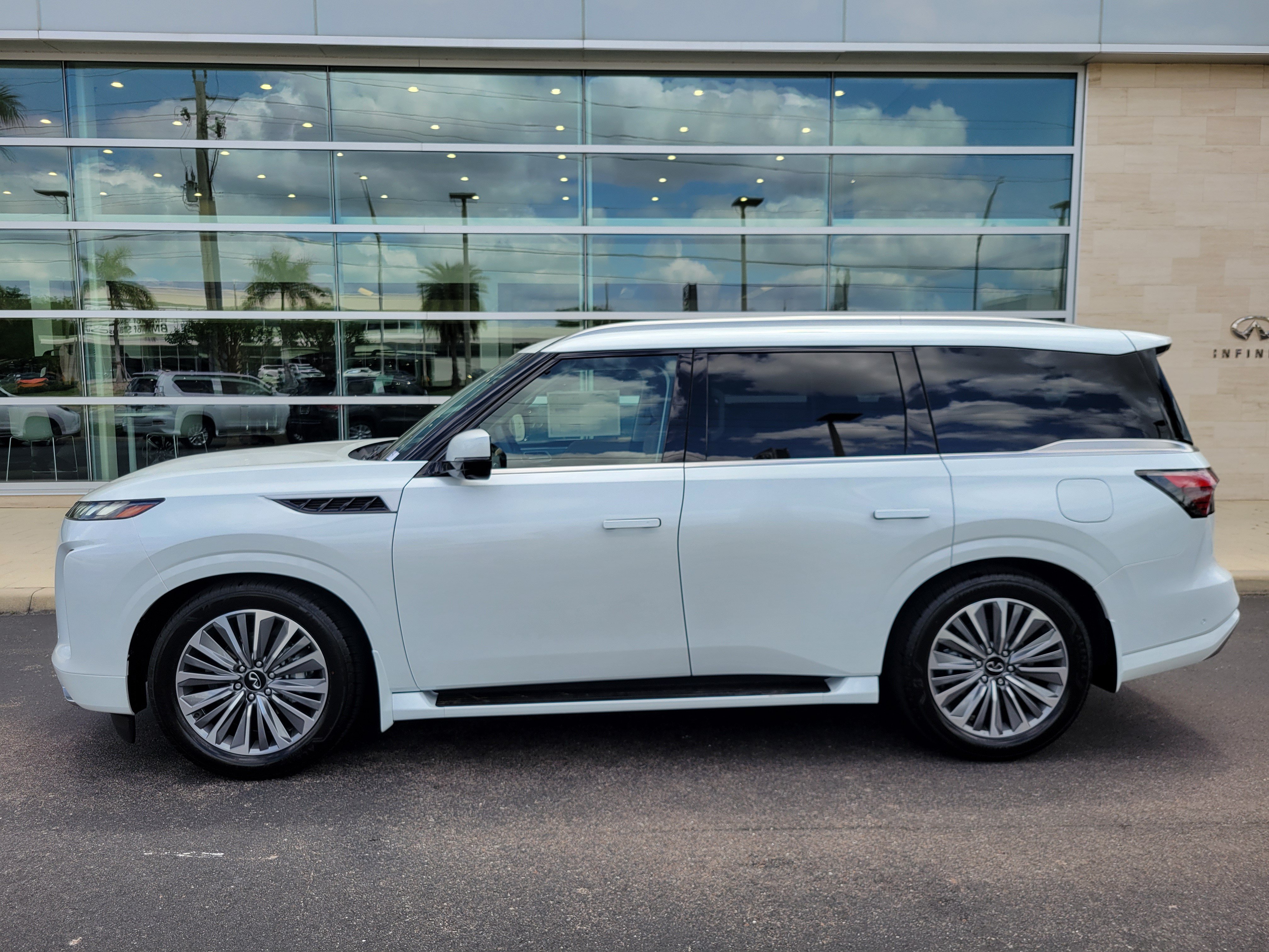 New 2026 INFINITI QX80 Luxe RWD image 7
