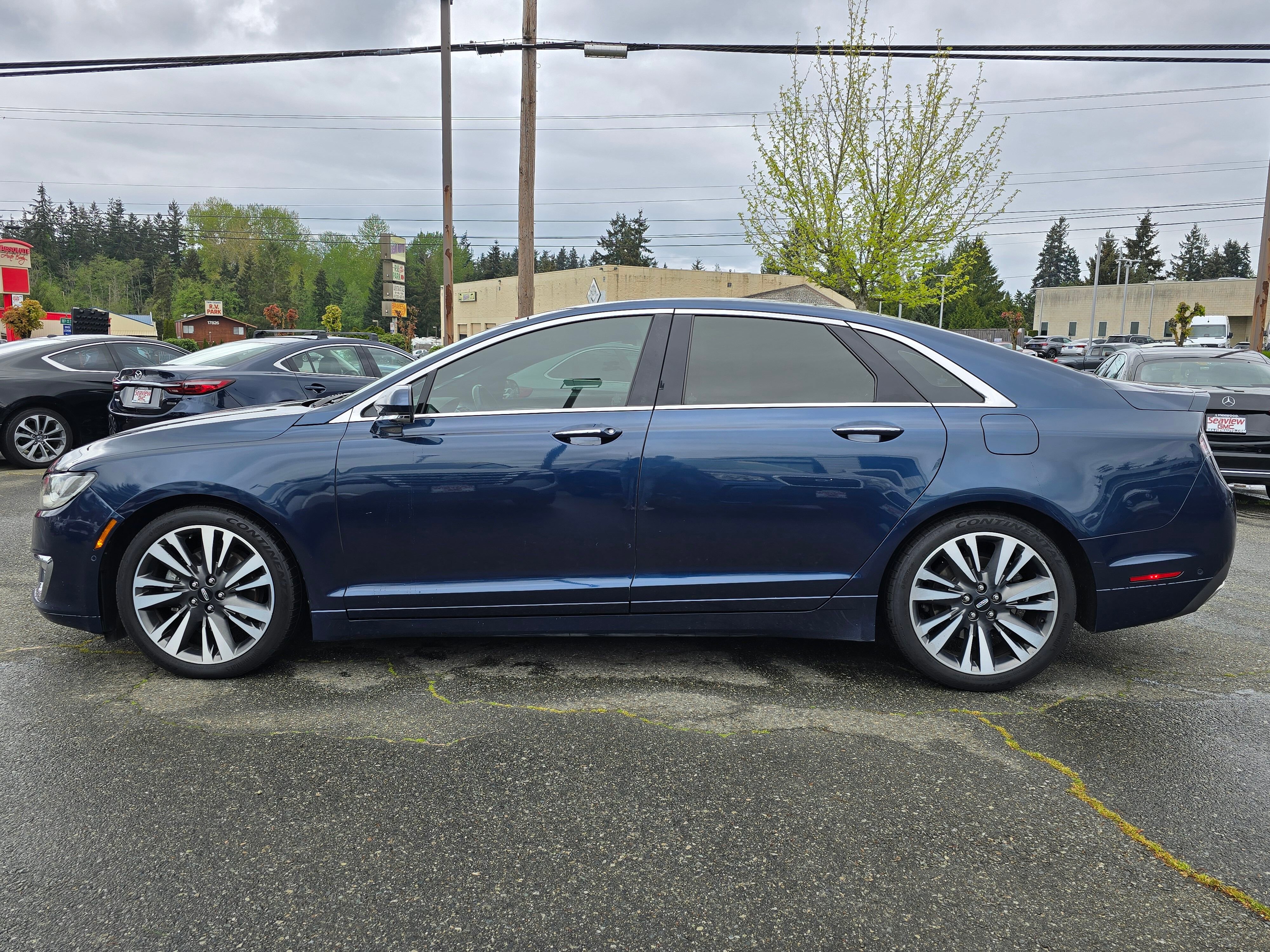 Used 2017 Lincoln MKZ Reserve FWD image 4
