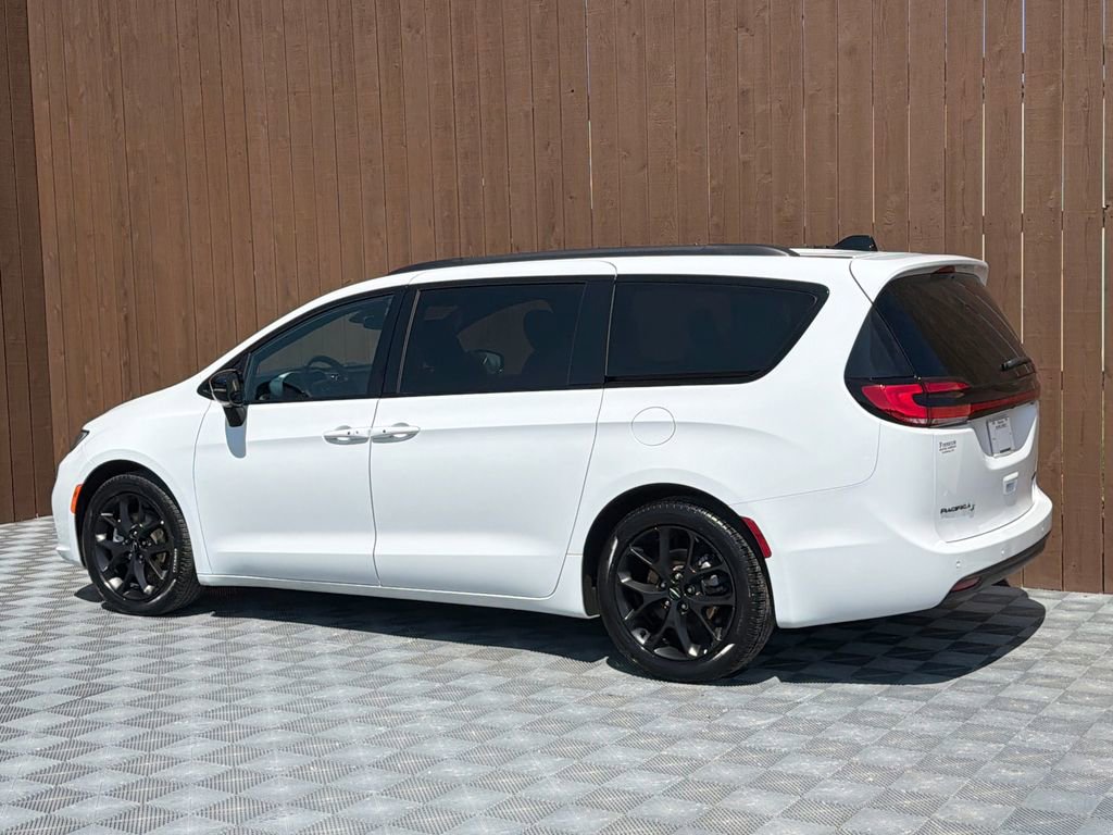 Used 2025 Chrysler Pacifica Limited FWD image 17