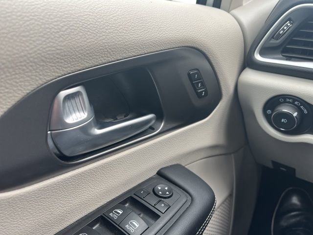 Used 2024 Chrysler Pacifica Touring-L image 39