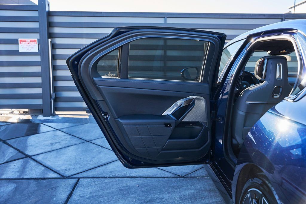 Used 2025 BMW 760i xDrive w/ Executive Package image 22