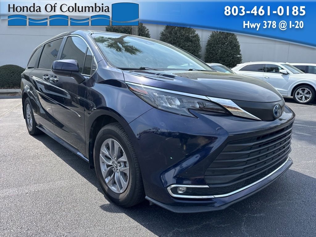 Used 2024 Toyota Sienna XLE image 1