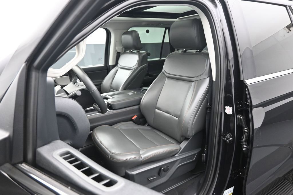 Used 2025 Ford Expedition Active AWD/4WD image 9