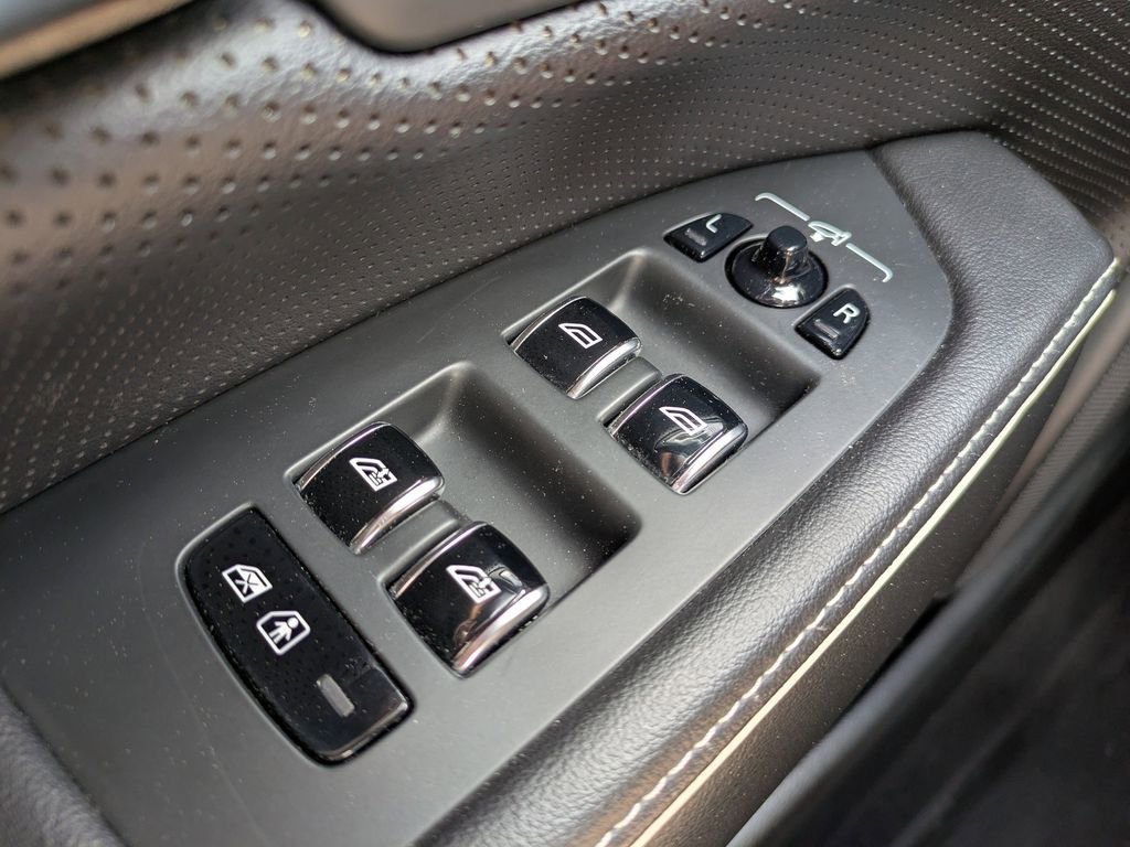 Used 2020 Volvo S90 T6 R-Design image 24