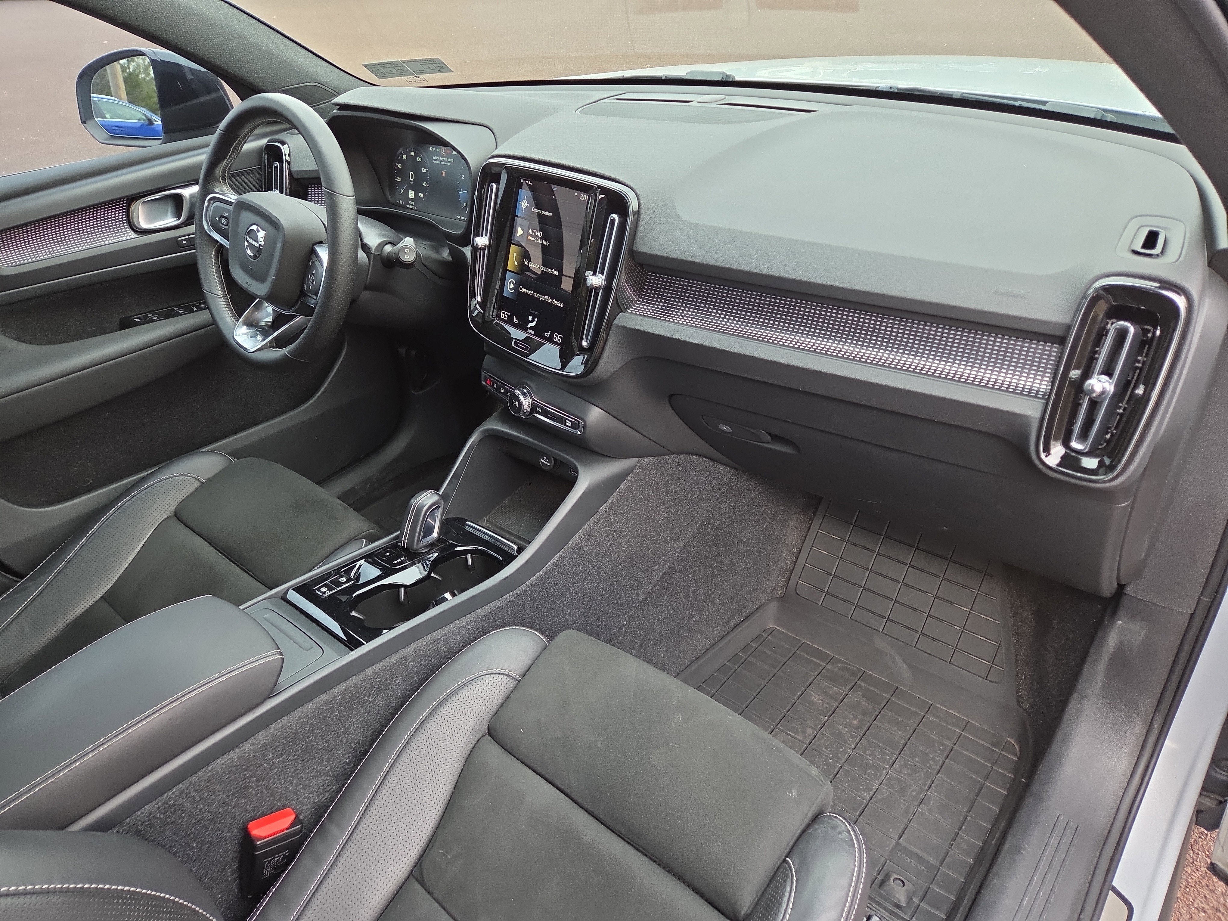 Used 2021 Volvo XC40 T5 R-Design w/ Climate Package image 18