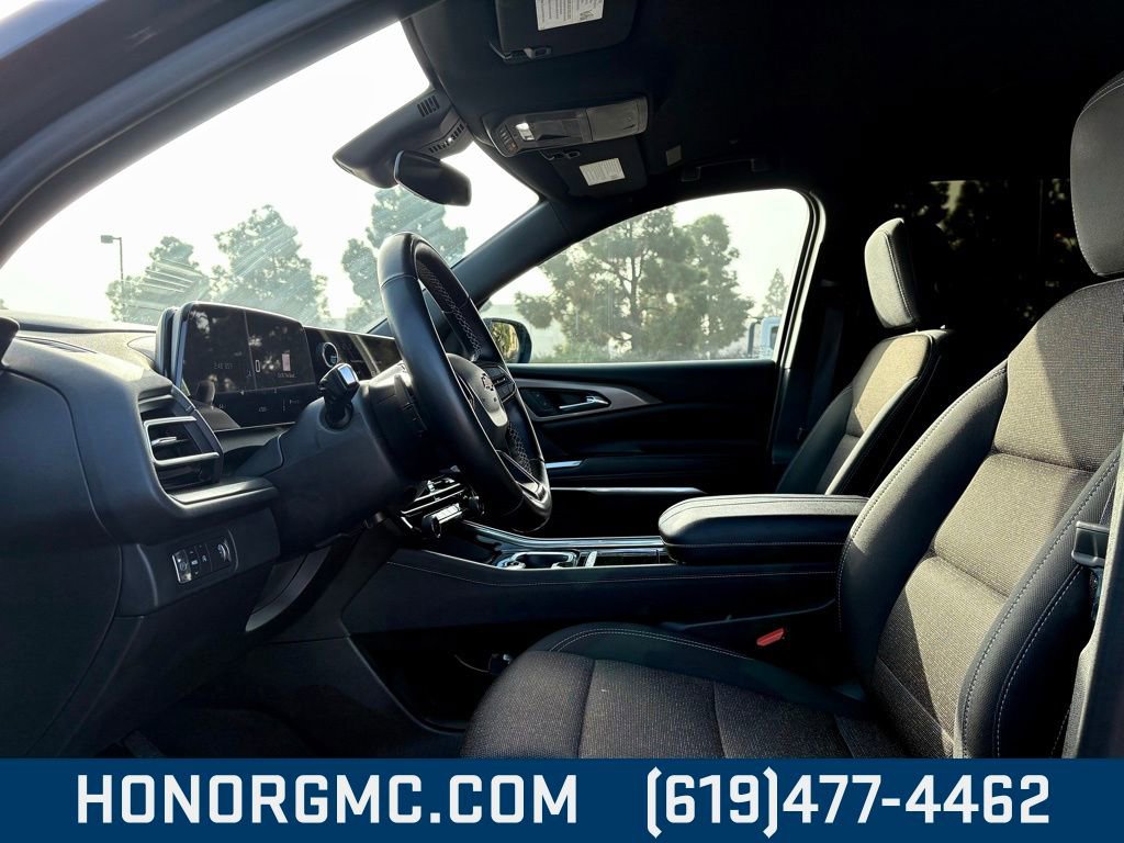 Used 2024 Chevrolet Traverse LT image 11