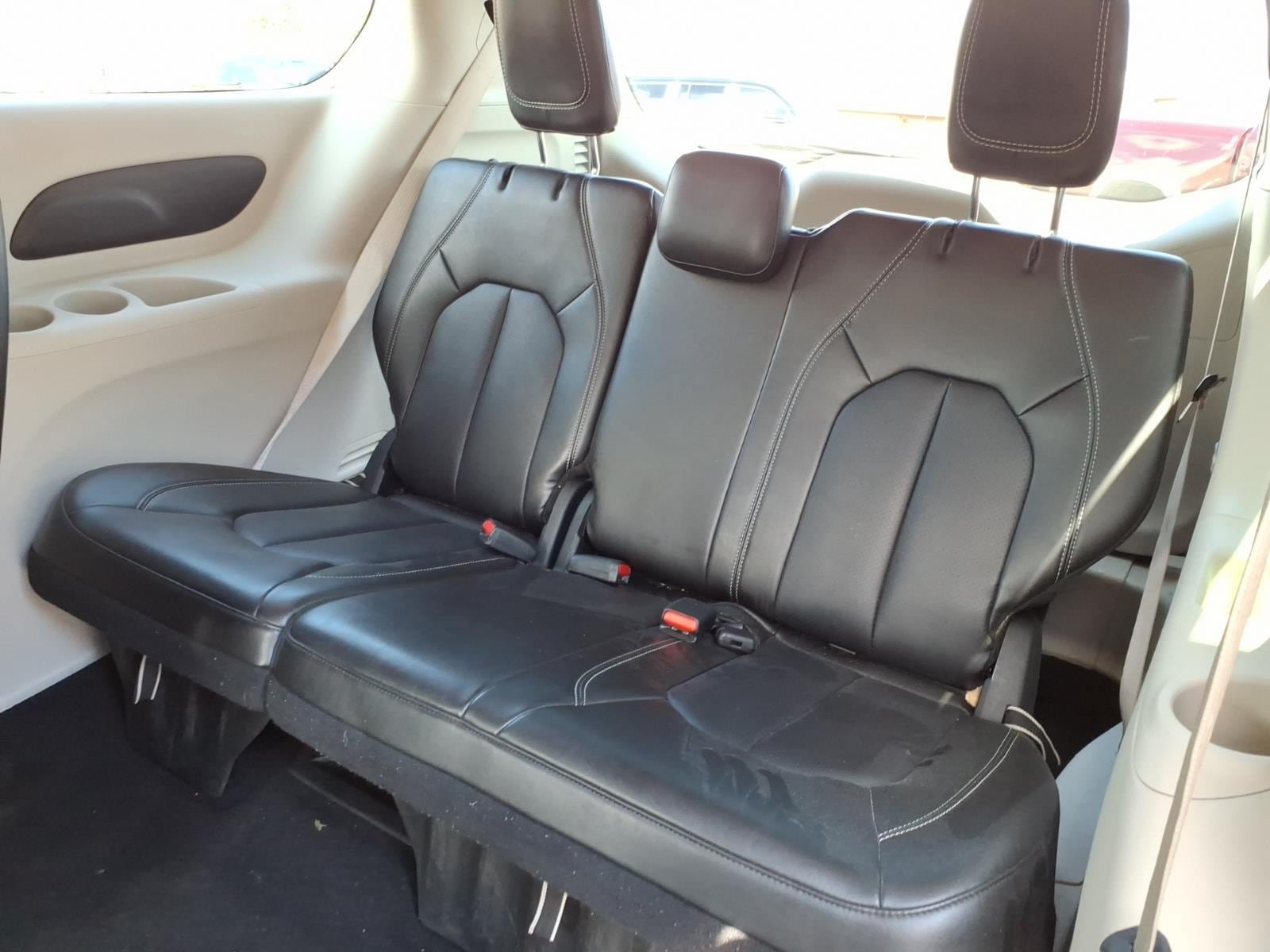 Used 2024 Chrysler Pacifica Touring-L FWD image 10