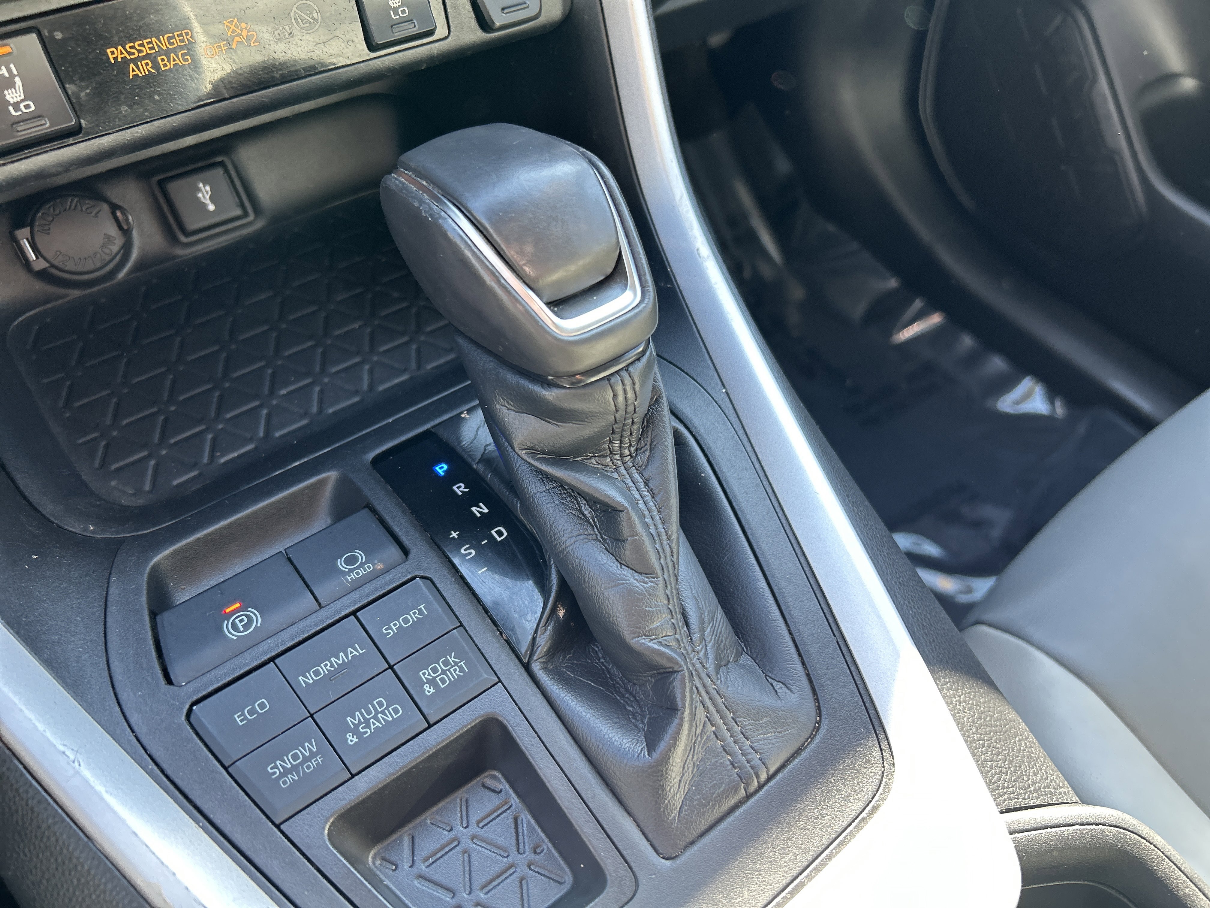 Used 2020 Toyota RAV4 XLE Premium image 24