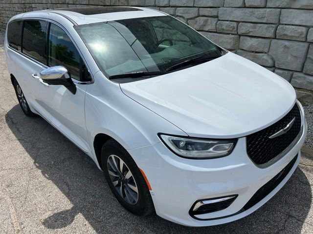 Used 2023 Chrysler Pacifica Limited w/ Uconnect Theater Family Group FWD image 7