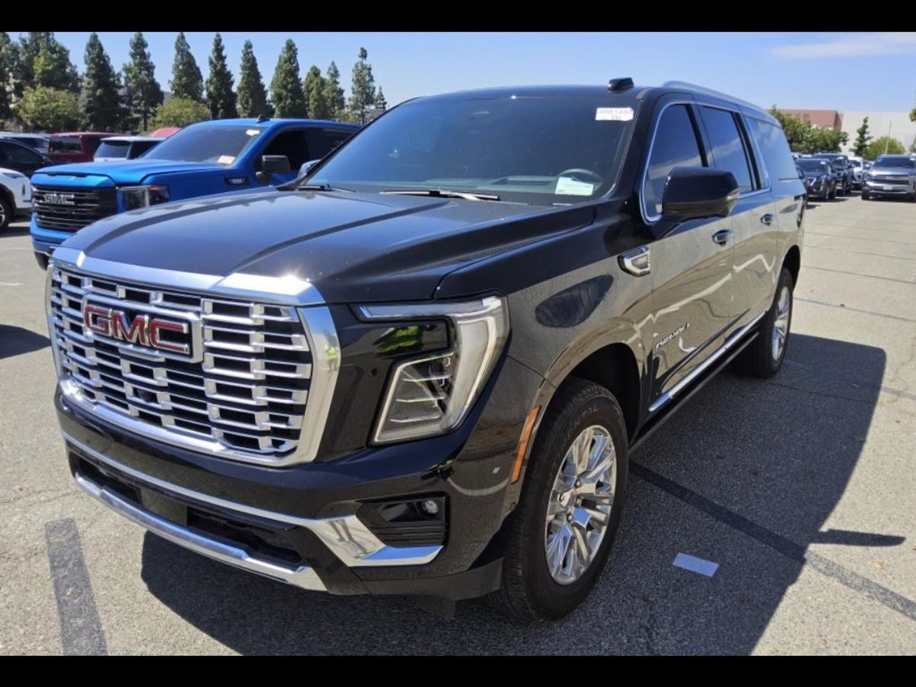 Used 2025 GMC Yukon XL Denali w/ Sun & Power Step Package AWD/4WD image 3