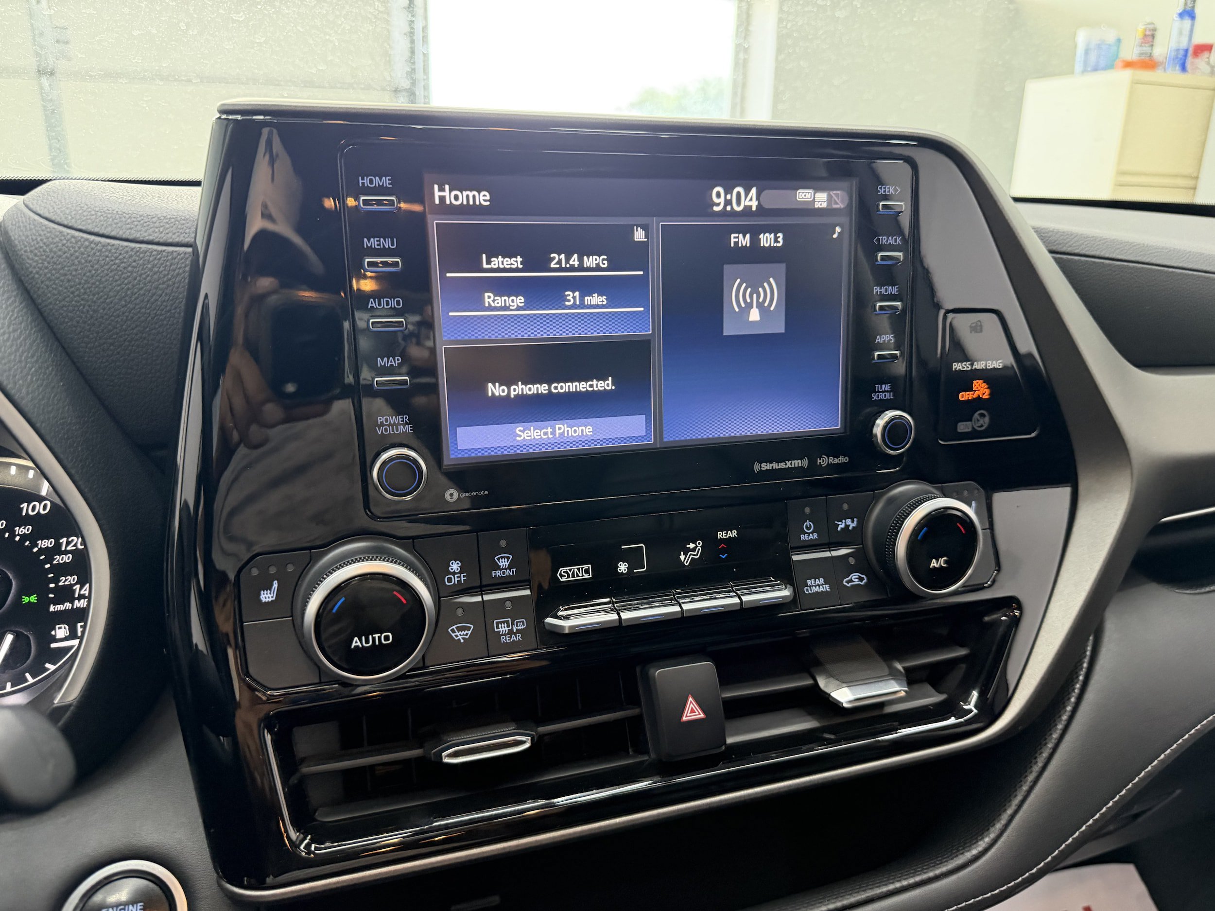 Used 2020 Toyota Highlander XLE AWD/4WD image 23