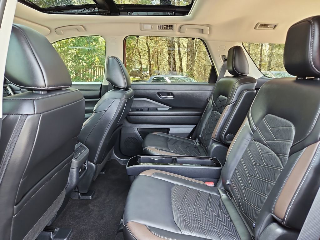 Used 2025 Nissan Pathfinder Platinum image 31
