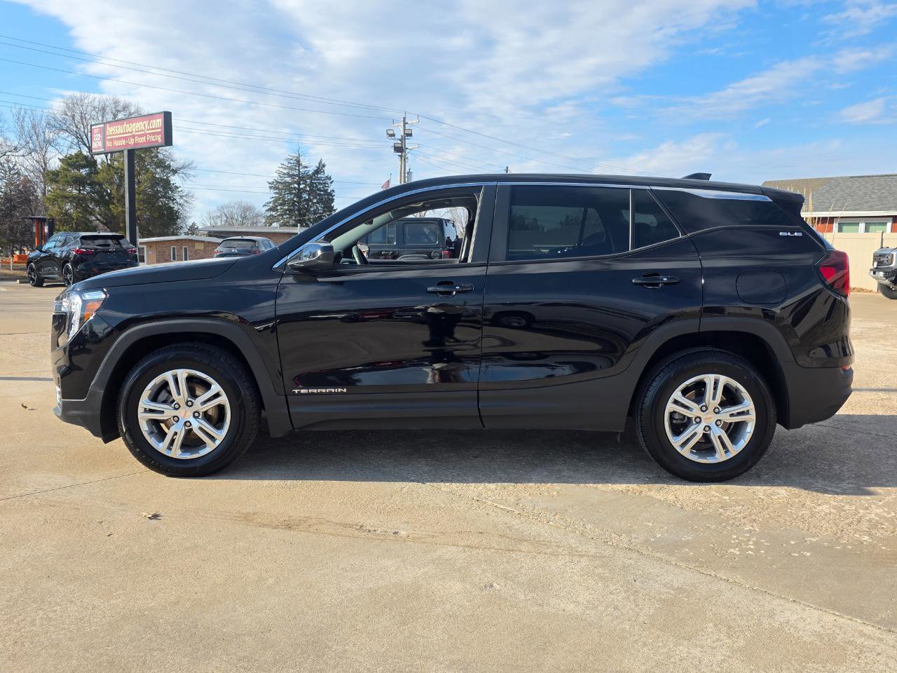 Used 2024 GMC Terrain SLE image 6