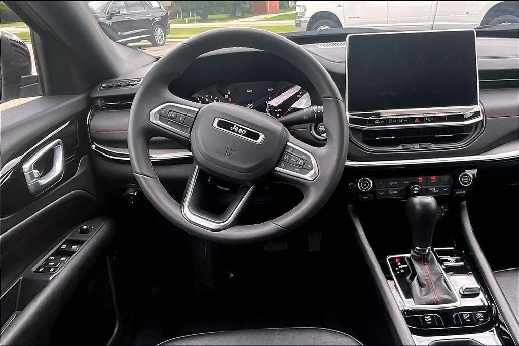 Used 2025 Jeep Compass Trailhawk AWD/4WD image 5