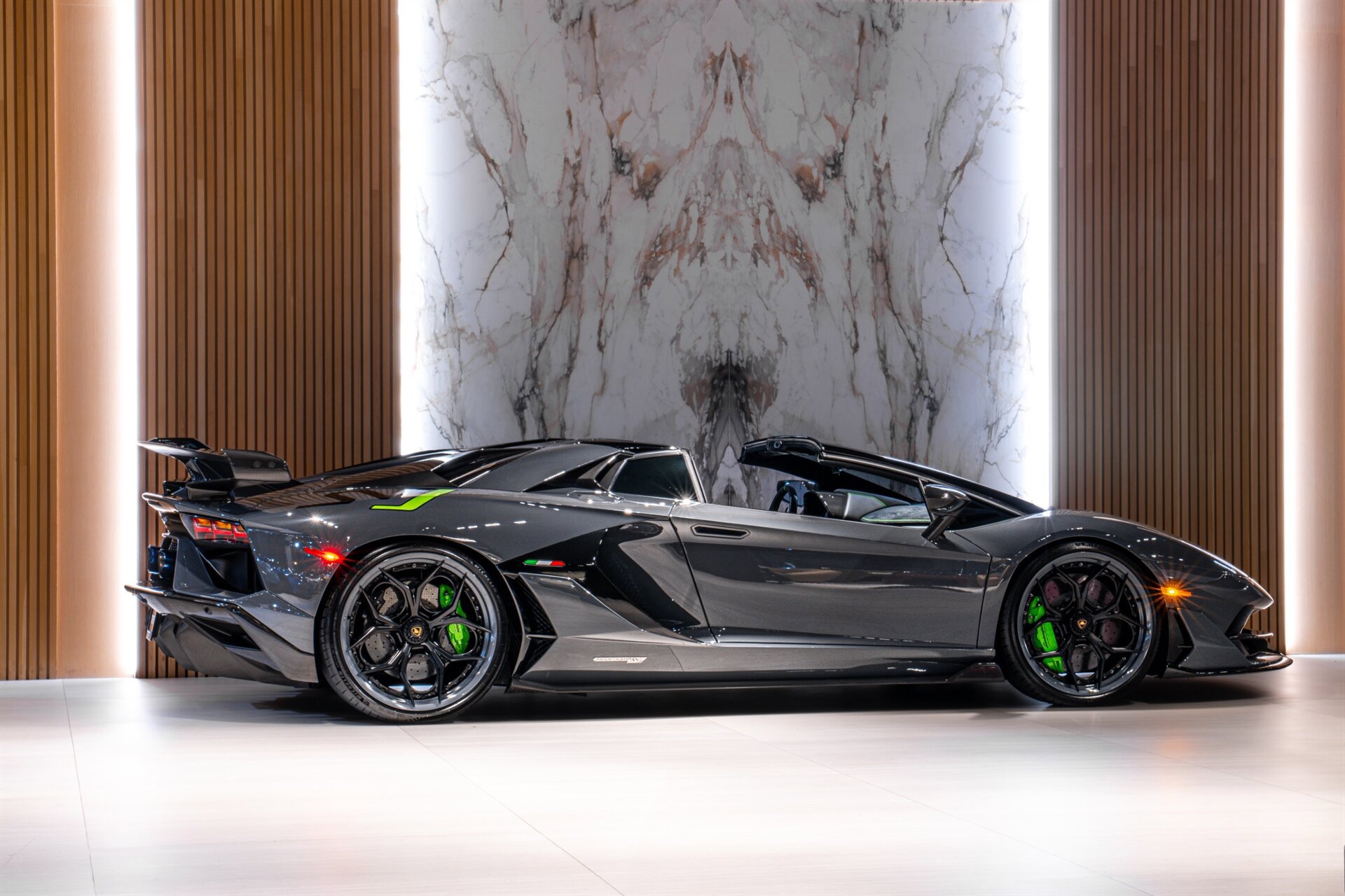 Used 2020 Lamborghini Aventador SVJ AWD/4WD image 4