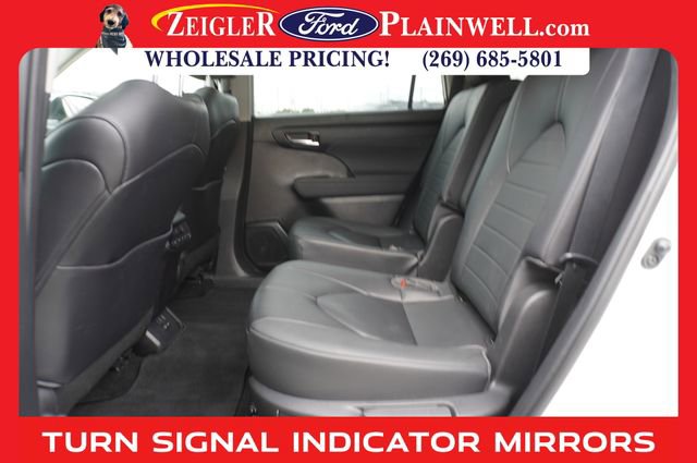 Used 2023 Toyota Highlander XLE image 12