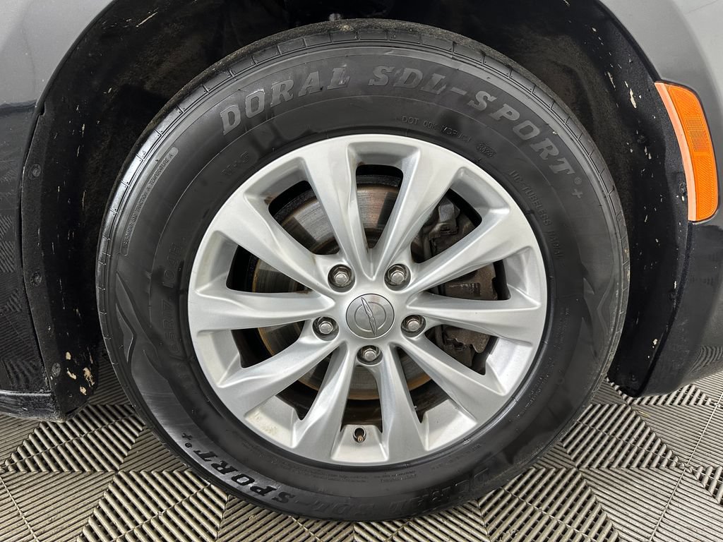 Used 2018 Chrysler Pacifica Touring-L FWD image 32