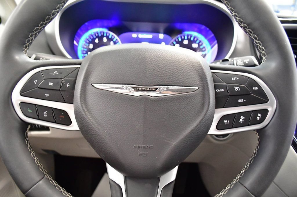 Used 2024 Chrysler Pacifica Touring-L FWD image 15