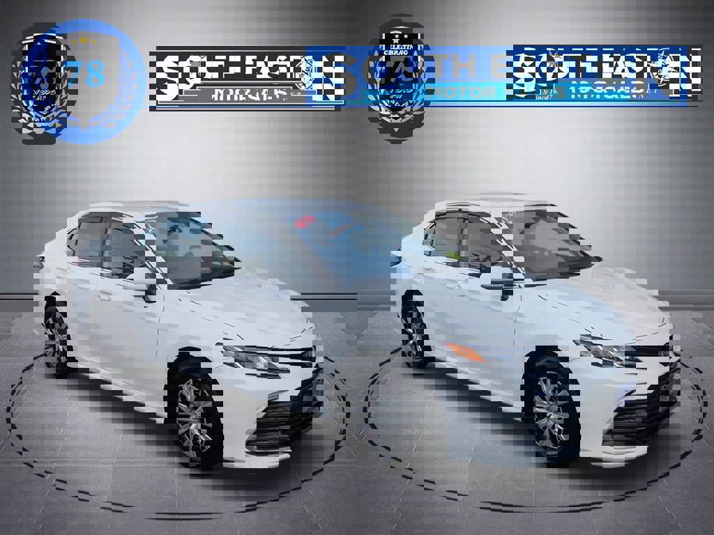 Used 2022 Toyota Camry LE image 2