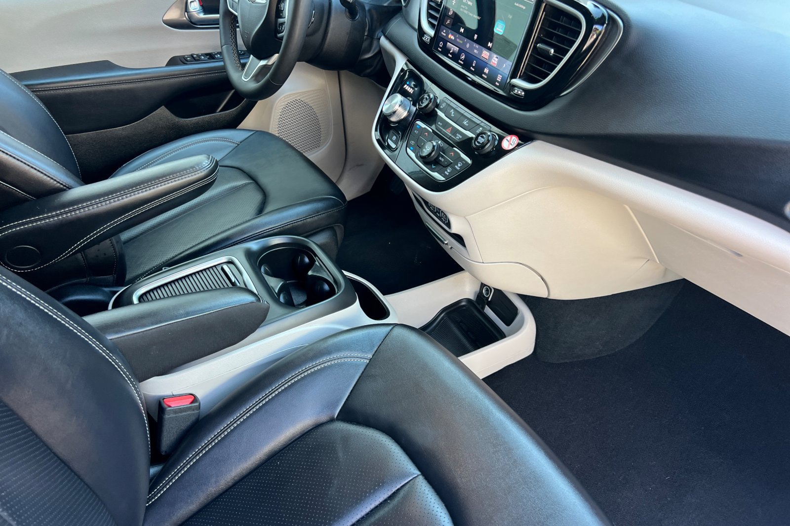Used 2024 Chrysler Pacifica Touring-L FWD image 20