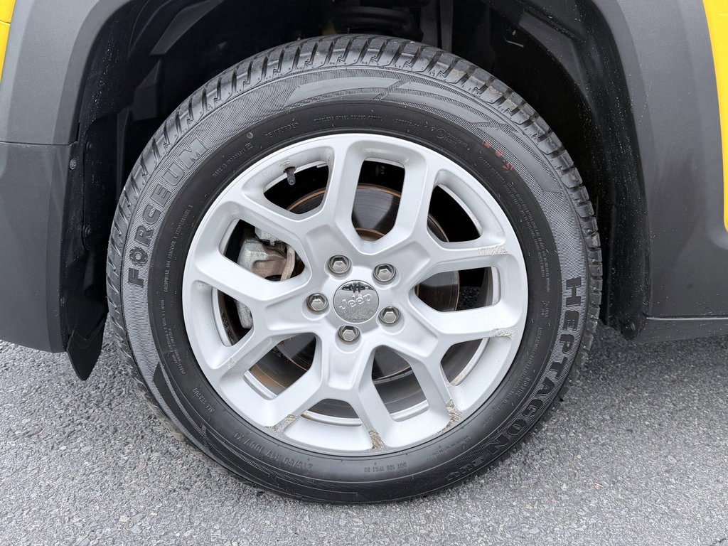 Used 2018 Jeep Renegade Latitude w/ Cold Weather Group FWD image 29