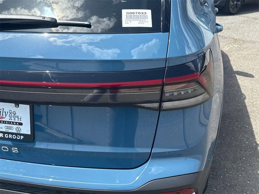 New 2025 Volkswagen Taos SE image 9