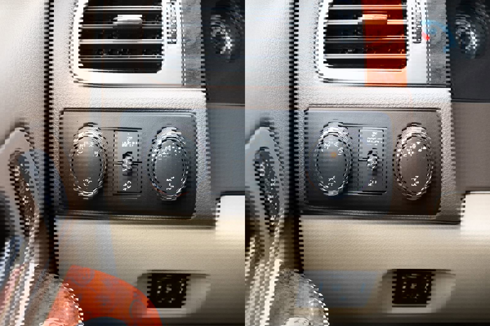 Used 2014 Chevrolet Tahoe LTZ AWD/4WD image 10